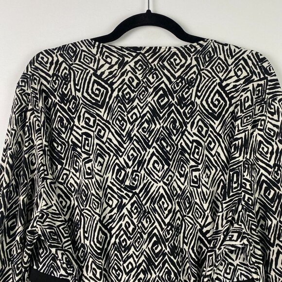 CJ Banks Blouse Size 2X Black White Faux Wrap Tie Back 3/4 Sleeves Stretch - Picture 7 of 10